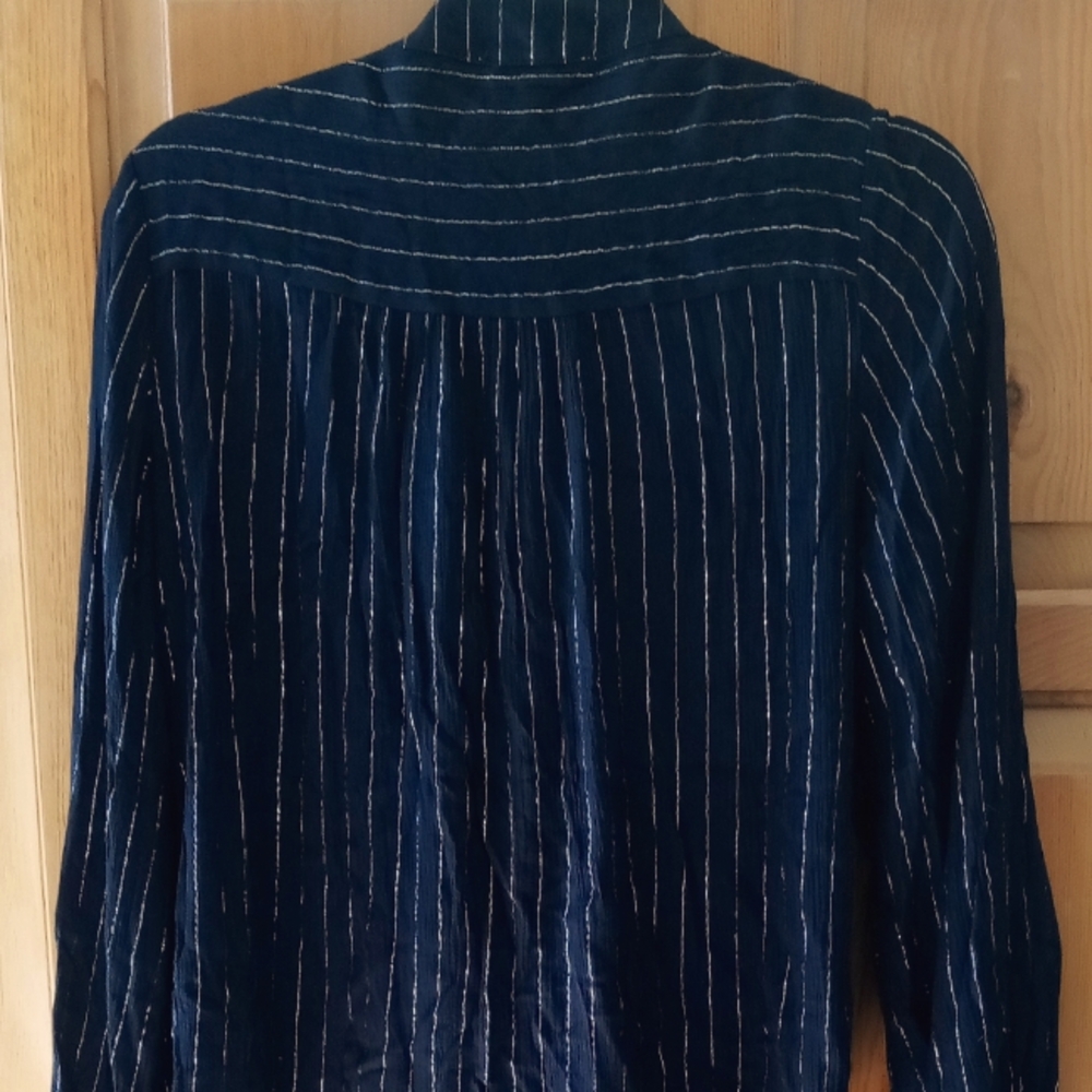 Skye's Blue Wrap Waist Blouse Dark Blue and Silver threads Size Small NWT - Picture 7 of 7